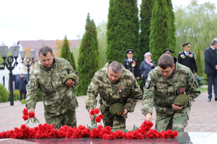 В Клинцах состоялась церемония возложения цветов к памятнику Героям Отечества