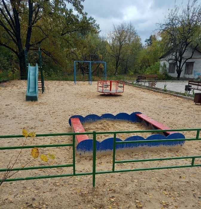 В селе Гута Корецкая Клинцовского района завершилось обустройство детской площадки