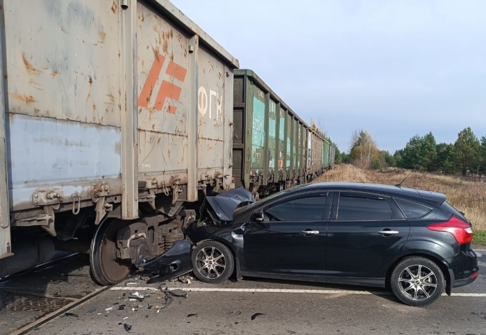 В Клинцовском районе иномарка врезалась в вагон грузового состава