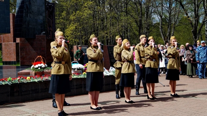 День Победы в Клинцах 9 мая 2021: возложение цветов, мотопробег, открытие фонтанов, поздравление «фронтовых бригад», высадка деревьев, танцевальный марафон и др.