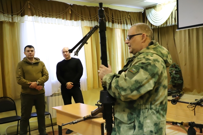 В Клинцовской кадетской школе прошел урок мужества и интерактивная выставка образцов вооружения