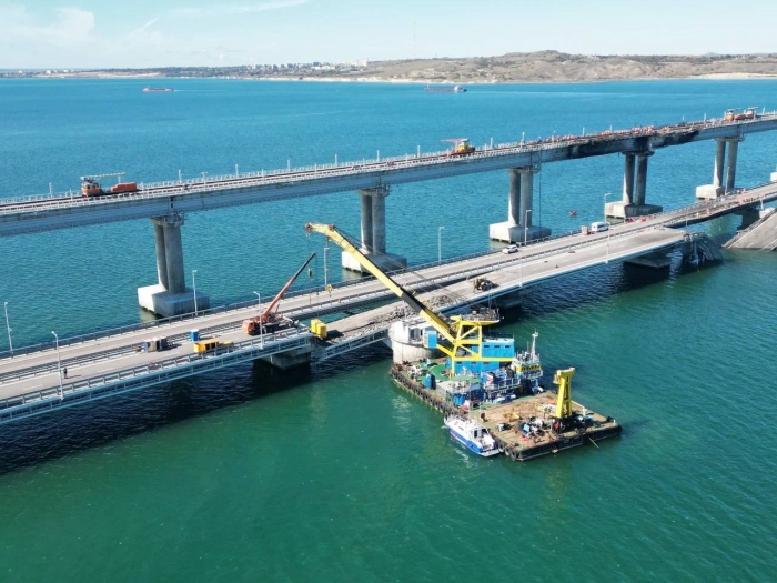 На работах по восстановлению Крымского моста задействованы автокраны «Клинцы» 