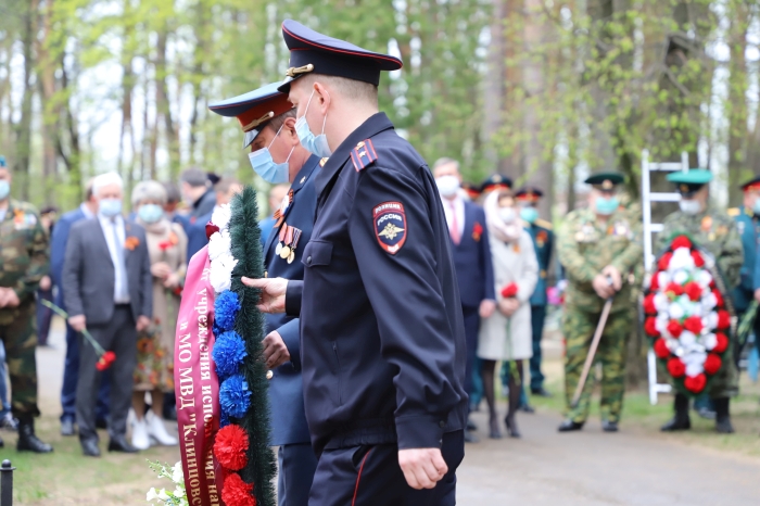 В Клинцах состоялась церемония возложения венков к памятникам и обелискам воинской славы