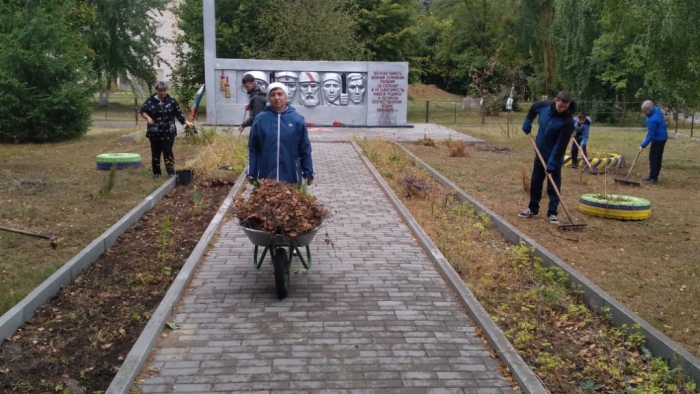 В Клинцовском районе ведутся работы по благоустройству памятников и обелисков воинам, погибшим при защите Отечества