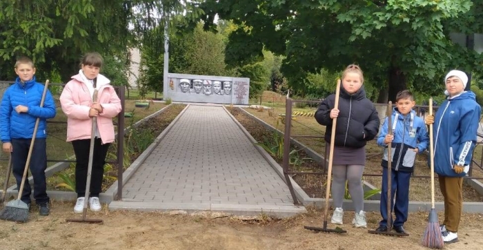 В Клинцовском районе ведутся работы по благоустройству памятников и обелисков воинам, погибшим при защите Отечества