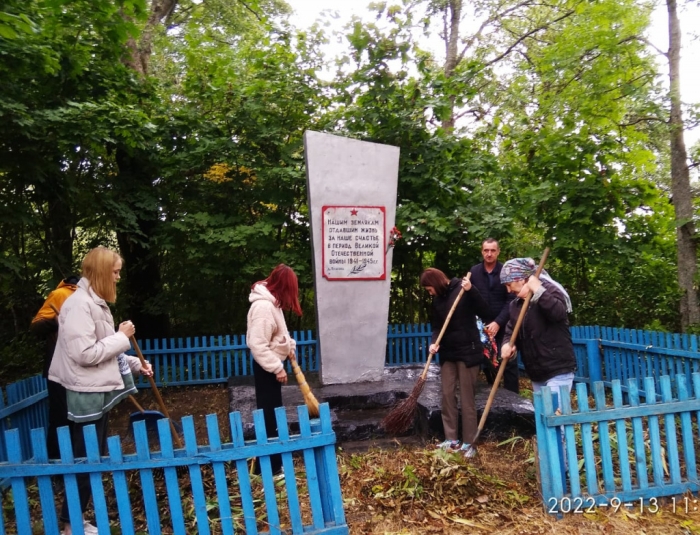 В Клинцовском районе ведутся работы по благоустройству памятников и обелисков воинам, погибшим при защите Отечества