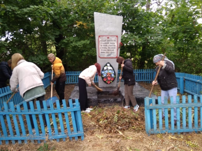 В Клинцовском районе ведутся работы по благоустройству памятников и обелисков воинам, погибшим при защите Отечества