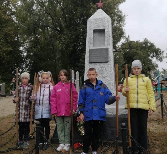 В Клинцовском районе ведутся работы по благоустройству памятников и обелисков воинам, погибшим при защите Отечества