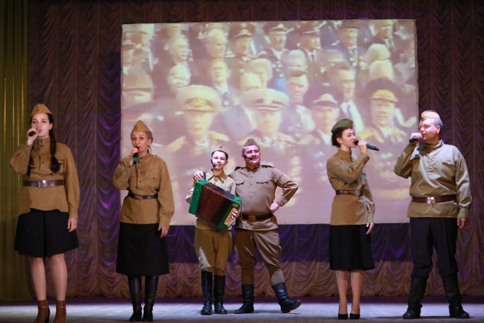 В Клинцах состоялся театрализованный концерт «Памяти павших будем достойны!»