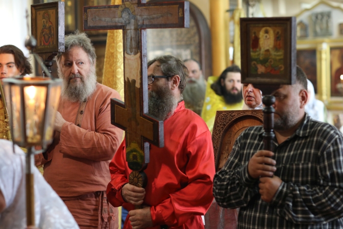 В Клинцах митрополит Корнилий освятил колокола звонницы храма в честь Преображения Господня