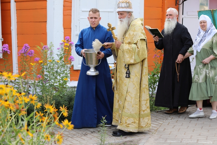В Клинцах митрополит Корнилий освятил колокола звонницы храма в честь Преображения Господня