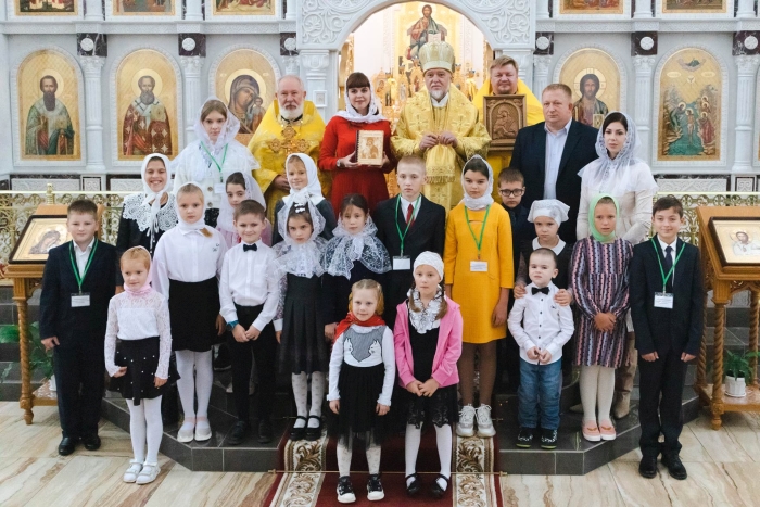 Кванториум преподнес в дар воскресной школе при Богоявленском соборе города Клинцы икону Божией Матери «Донская»