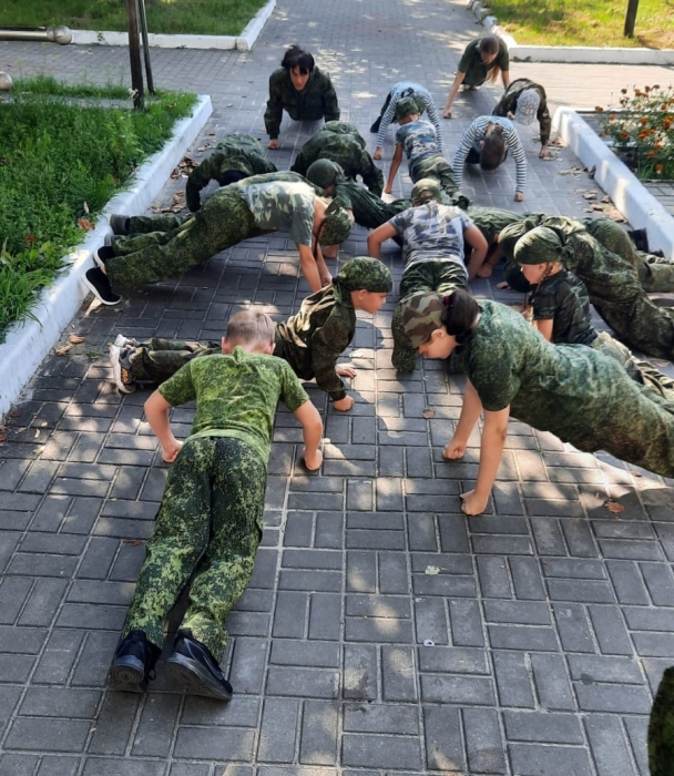 В Клинцах возложили цветы к бюсту Василия Ланового