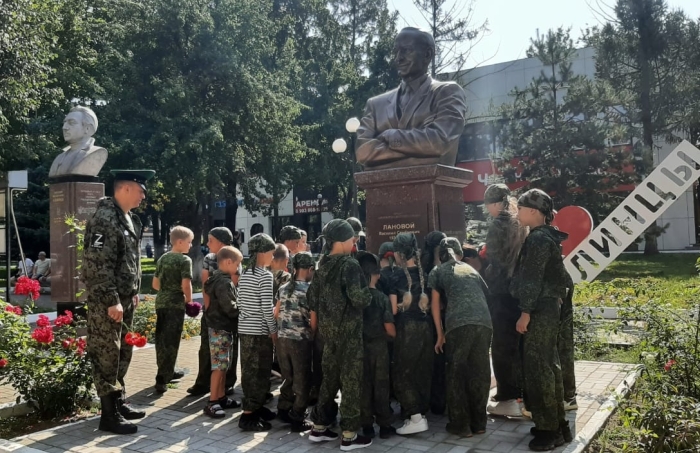 В Клинцах возложили цветы к бюсту Василия Ланового