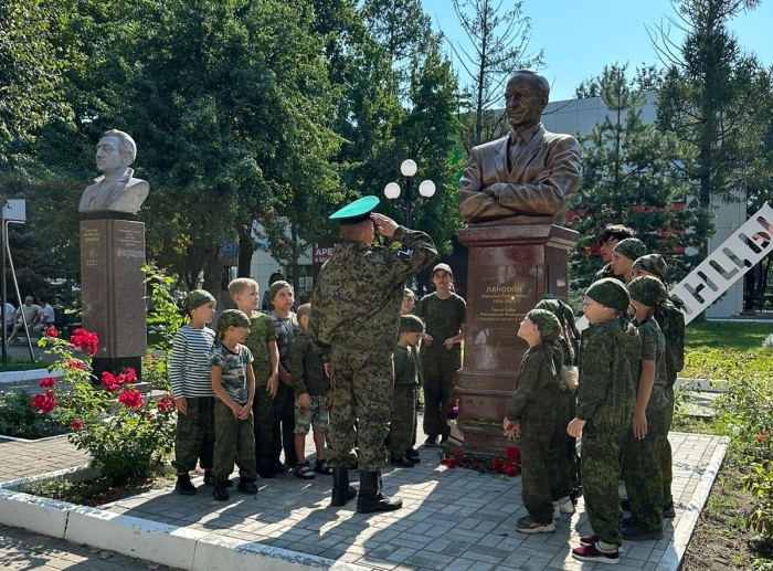 В Клинцах возложили цветы к бюсту Василия Ланового