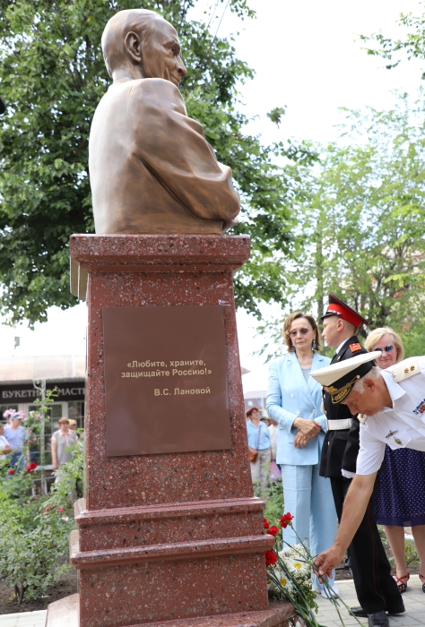 В Клинцах торжественно открыли бюст Василию Лановому