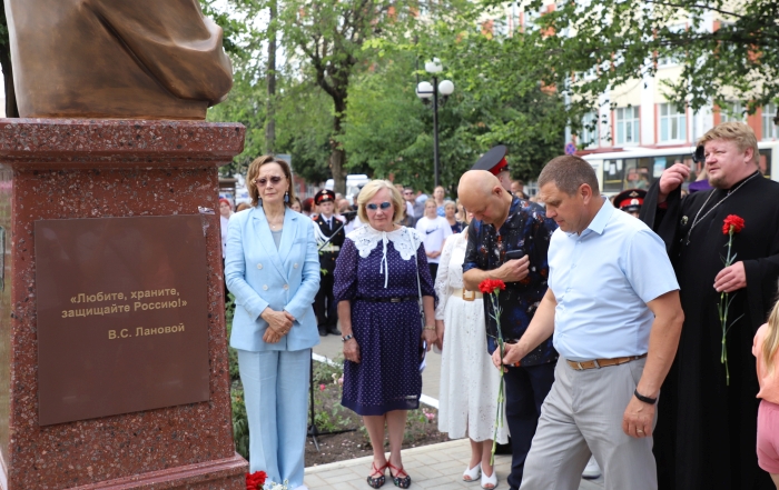 В Клинцах торжественно открыли бюст Василию Лановому