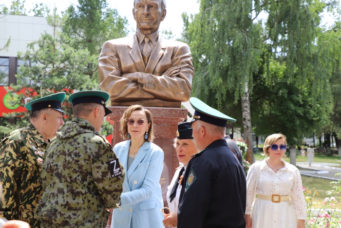 В Клинцах торжественно открыли бюст Василию Лановому