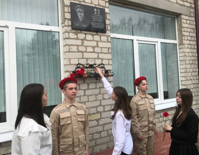 В Клинцах почтили память погибшего в СВО летчика Алексея Хасанова