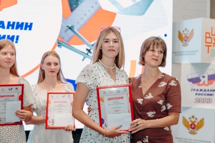 Клинчанки Валерия Ковалева и Виктория Смирнова награждены дипломами «Лидер» Всероссийской акции «Я - гражданин России» 