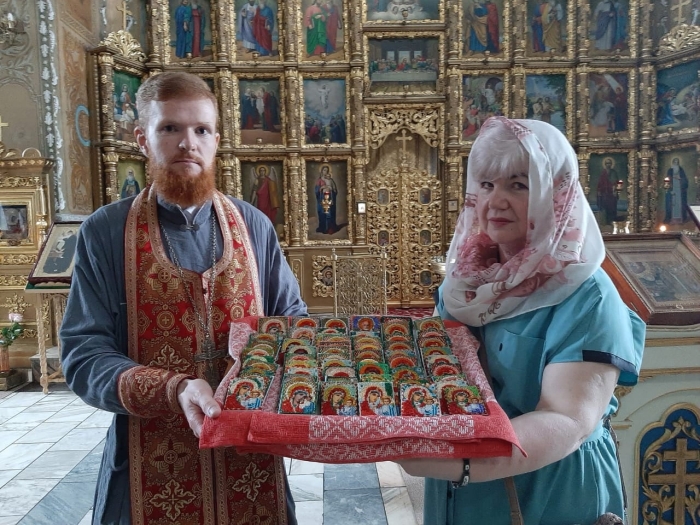 В Клинцах освятили вышитые иконы для участников СВО