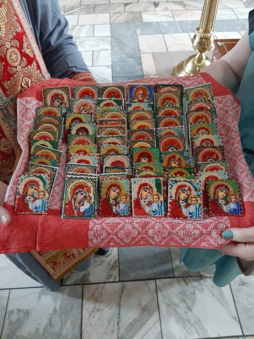 В Клинцах освятили вышитые иконы для участников СВО