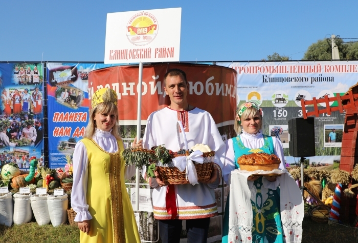 Екатерина Медведева из Клинцовского района заняла призовое место в конкурсе «Лучший клубный рабoтник»