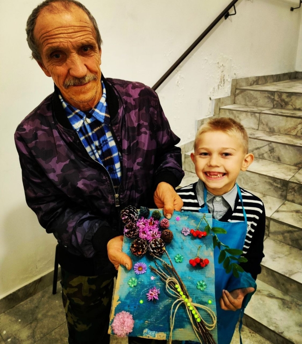 В Клинцах прошёл мастер-класса по созданию панно из шишек «Лесной букет»