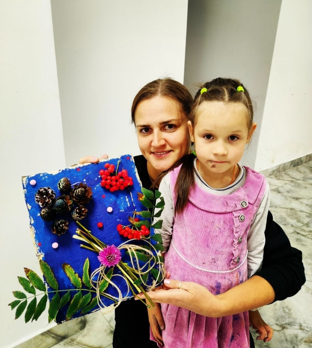 В Клинцах прошёл мастер-класса по созданию панно из шишек «Лесной букет»