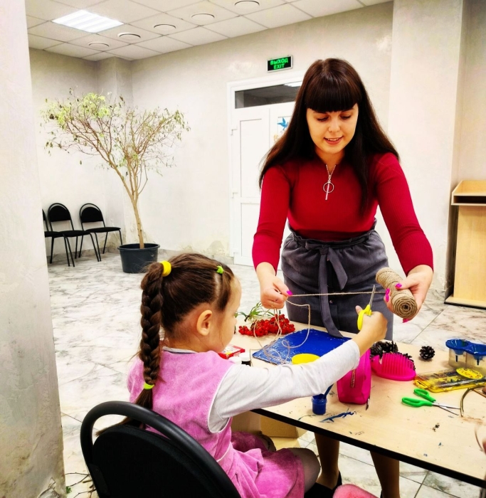 В Клинцах прошёл мастер-класса по созданию панно из шишек «Лесной букет»