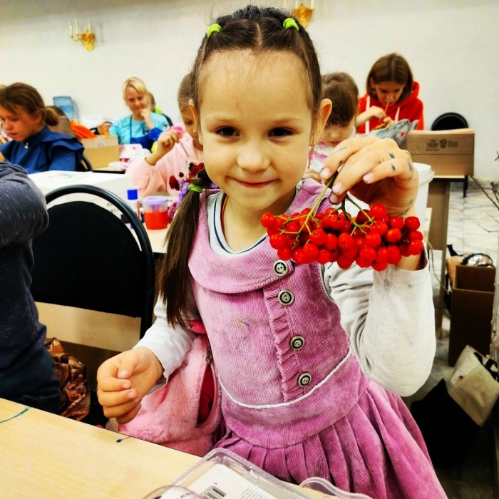 В Клинцах прошёл мастер-класса по созданию панно из шишек «Лесной букет»