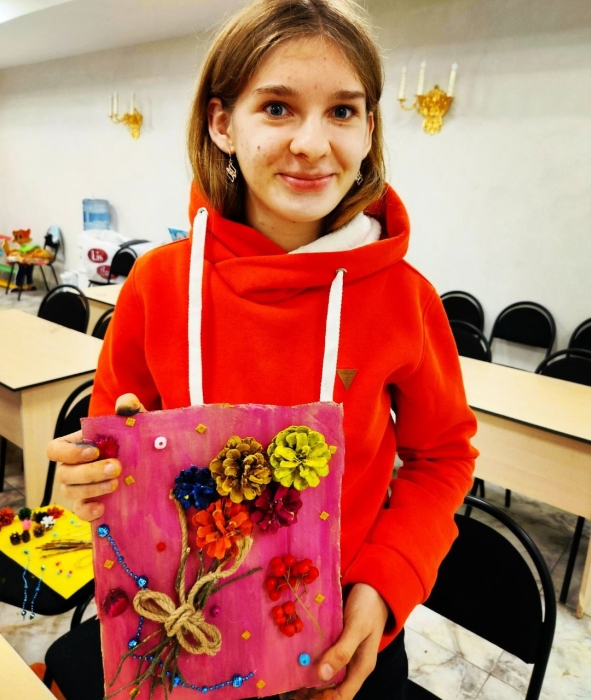 В Клинцах прошёл мастер-класса по созданию панно из шишек «Лесной букет»