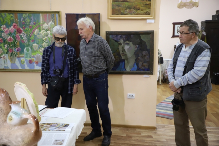 В Клинцах открылась передвижная художественная выставка «Брянские художники пограничным районам»