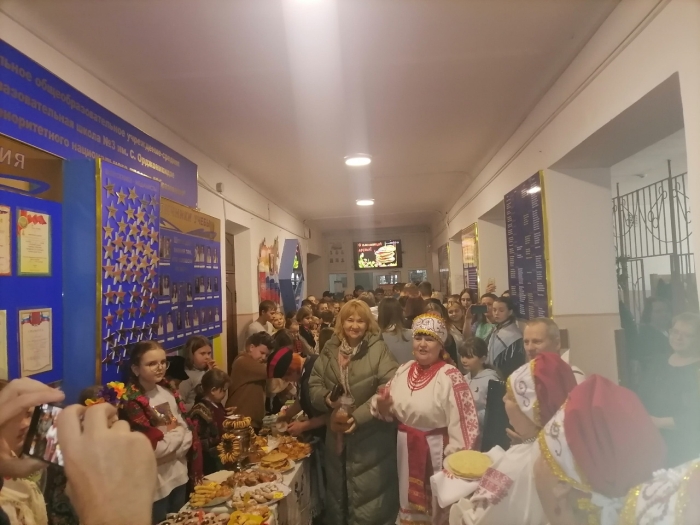 В Клинцах волонтеры поздравляли жителей с Масленицей и угощали блинами