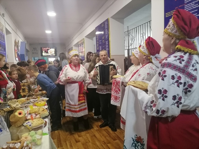 В Клинцах волонтеры поздравляли жителей с Масленицей и угощали блинами