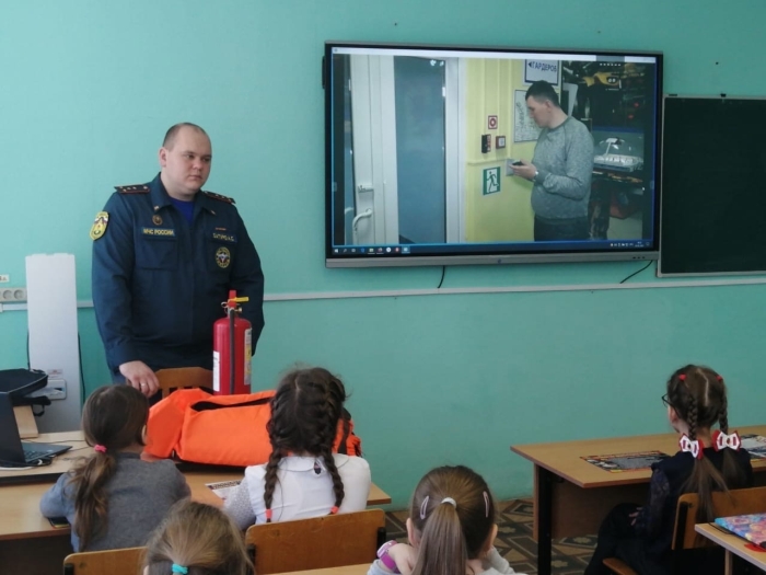 В Клинцах сотрудники МЧС провели открытые уроки по ОБЖ в рамках Всемирного дня гражданской обороны 
