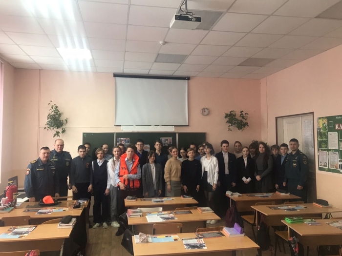 В Клинцах сотрудники МЧС провели открытые уроки по ОБЖ в рамках Всемирного дня гражданской обороны 