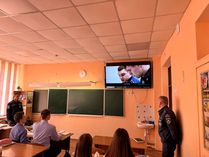 В Клинцах старшеклассникам рассказали о перспективах поступления в вузы МЧС России