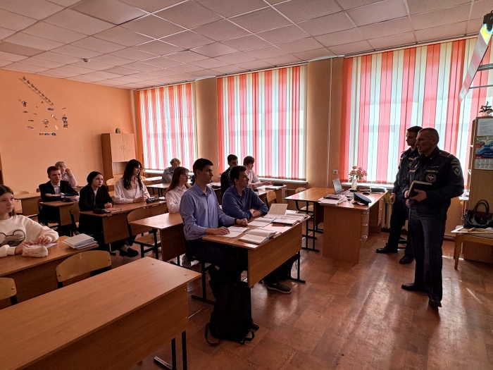 В Клинцах старшеклассникам рассказали о перспективах поступления в вузы МЧС России