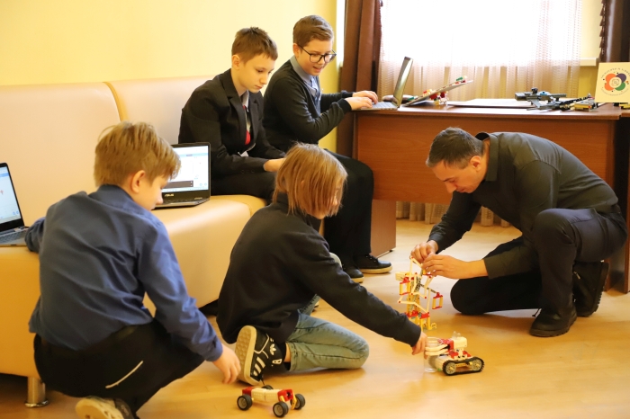 Увидят ли клинцовские  кванториумцы  «Битву роботов» и «Хоккей роботов» на международной выставке-форуме «Россия»?