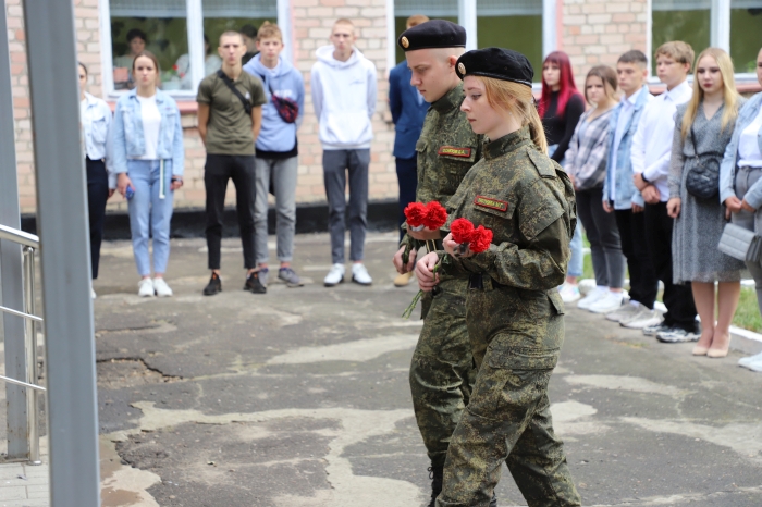 Мемориальную доску в память об участнике СВО гвардии старшем лейтенанте Антоне Гречанике открыли в Клинцах