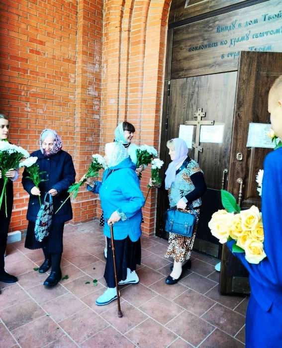 Волонтеры кафедрального Богоявленского собора поздравили прихожанок с праздником Святых Жен-мироносиц