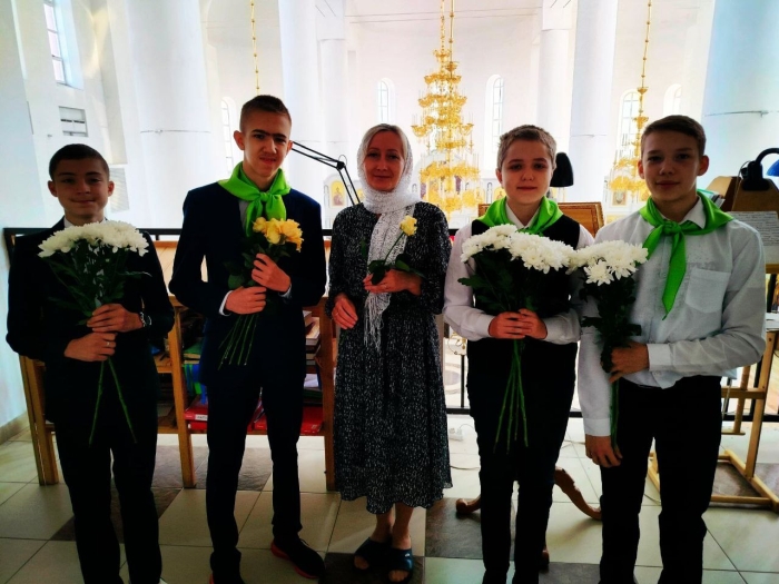 Волонтеры кафедрального Богоявленского собора поздравили прихожанок с праздником Святых Жен-мироносиц