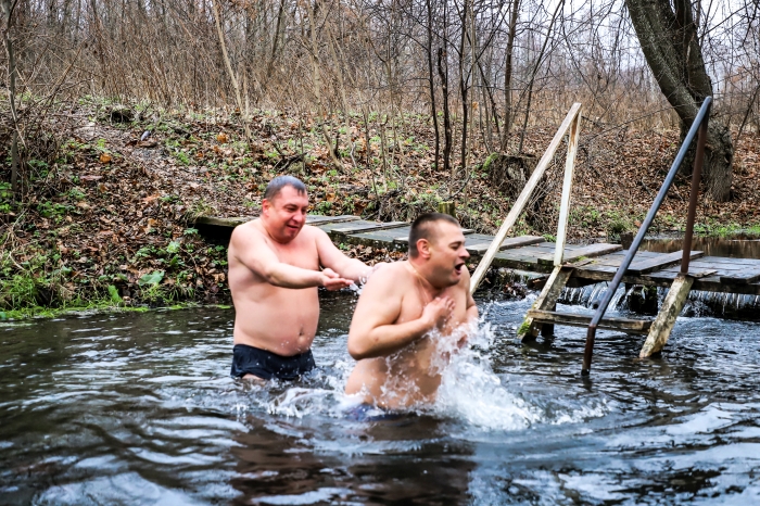 В Клинцах представители ЛДПР отметили День моржа заплывом 