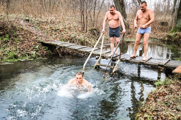 В Клинцах представители ЛДПР отметили День моржа заплывом 