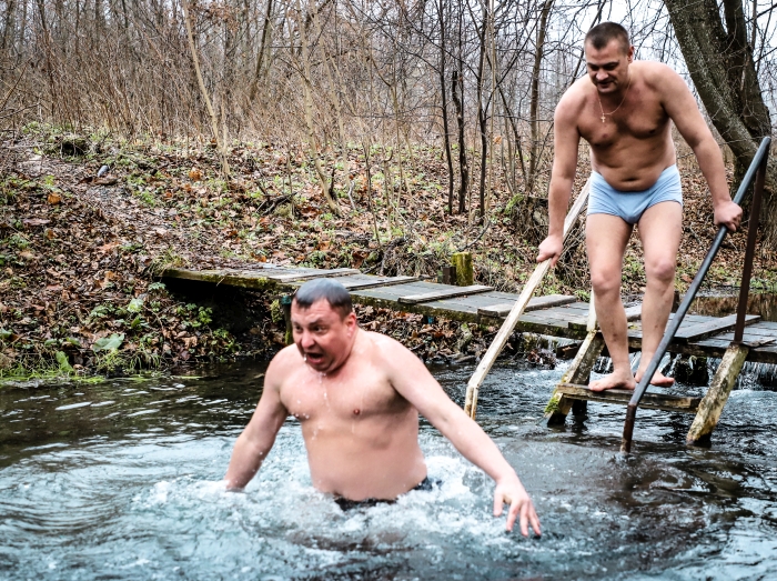 В Клинцах представители ЛДПР отметили День моржа заплывом 