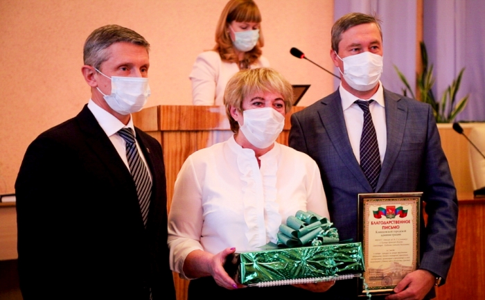 В Клинцах организация-победитель смотра-конкурса на лучшее новогоднее оформление награждена телевизором