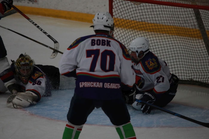 Губернатор Брянской области Александр Богомаз сыграл в хоккей против ЛХК «Клинцы»