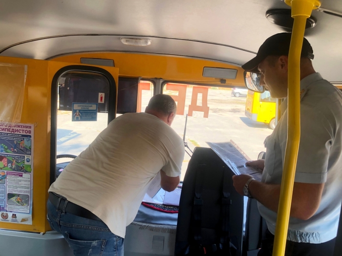 В Новозыбкове автоинспекторы проверили техническое состояние школьных автобусов