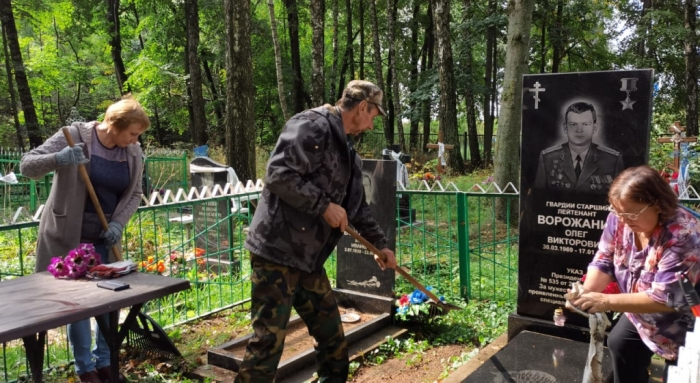 В Клинцовском районе провели акцию по уборке братских могил «Обелиск»